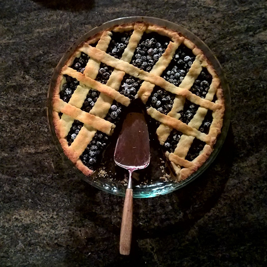 https://www.kinuskikissa.fi/wp-content/uploads/kinuskit/Ristikkomustikkapiirakka.jpg