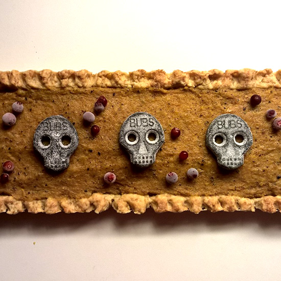 https://www.kinuskikissa.fi/wp-content/uploads/kinuskit/Skull_pumpkin_pie-1.jpg