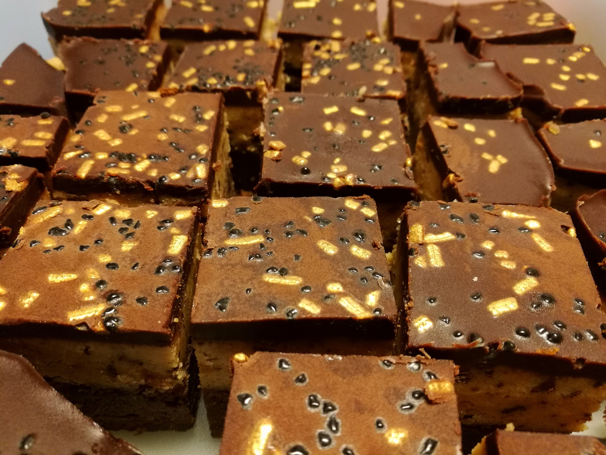 https://www.kinuskikissa.fi/wp-content/uploads/kinuskit/cookie-dough-leivokset-konvehteina.jpg