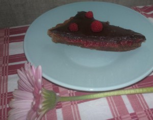 vadelmasuklaapiirakka