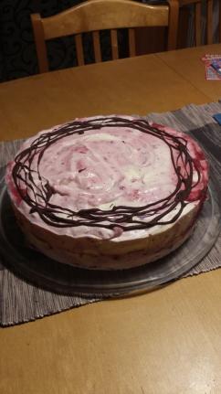 https://www.kinuskikissa.fi/wp-content/uploads/kinuskit/punatulkkujenjoulukakku.jpg