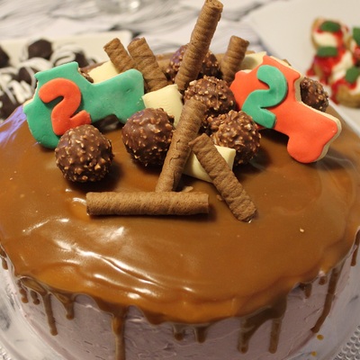 https://www.kinuskikissa.fi/wp-content/uploads/kinuskit/thumbs/11125_kinuskinen-drip-cake_400x400.jpg