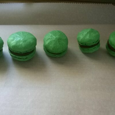 https://www.kinuskikissa.fi/wp-content/uploads/kinuskit/thumbs/15968_Angry_Birds_kakun_kaveriksi_possunvihreat_macaronsit_400x400.jpg