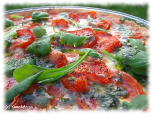 https://www.kinuskikissa.fi/wp-content/uploads/sini/2008/06/tomaatti_mozzarellapiirakka2-300x225.jpg