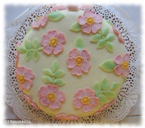 https://www.kinuskikissa.fi/wp-content/uploads/sini/2009/06/juhannuskakku2-300x265.jpg