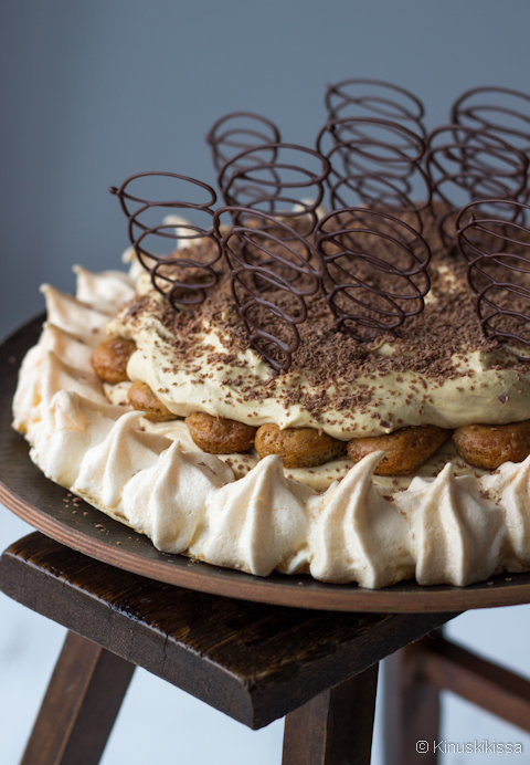 https://www.kinuskikissa.fi/wp-content/uploads/sini/2013/04/tiramisu_pavlova-1.jpg