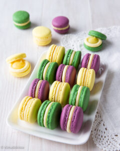 https://www.kinuskikissa.fi/wp-content/uploads/sini/2013/08/sitruuna-macarons-2-239x300.jpg