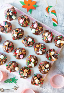 https://www.kinuskikissa.fi/wp-content/uploads/sini/2021/12/rocky-road-tikkarit-205x300.jpg