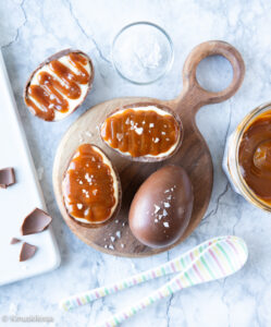 https://www.kinuskikissa.fi/wp-content/uploads/sini/2022/03/salted-caramel-cheesecake-suklaamunat-1-249x300.jpg