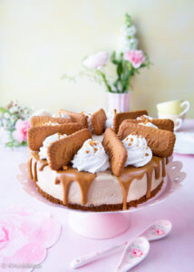 https://www.kinuskikissa.fi/wp-content/uploads/sini/2022/03/vegaaninen-biscoff-kakku-2-1-214x300.jpg