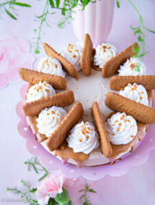 https://www.kinuskikissa.fi/wp-content/uploads/sini/2022/03/vegaaninen-biscoffkakku-2-226x300.jpg