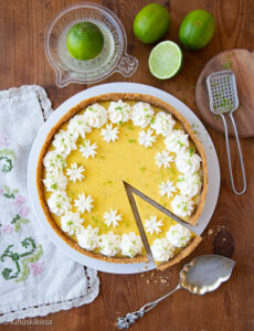 https://www.kinuskikissa.fi/wp-content/uploads/sini/2022/04/key-lime-pie-230x300.jpg