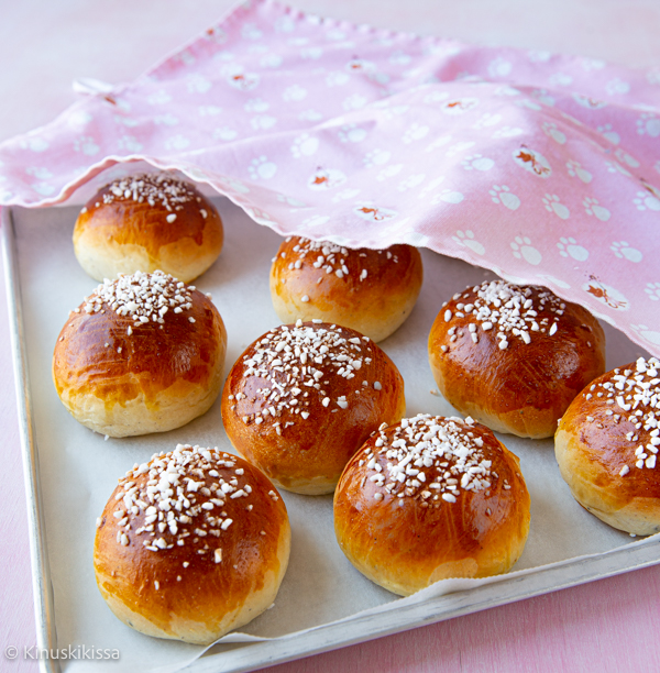 https://www.kinuskikissa.fi/wp-content/uploads/sini/2022/04/pulla-2.jpg