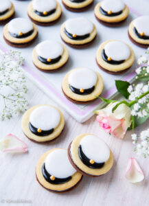 https://www.kinuskikissa.fi/wp-content/uploads/sini/2022/05/ylioppilas-pikkuleivät-2-217x300.jpg