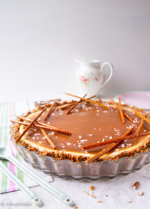 https://www.kinuskikissa.fi/wp-content/uploads/sini/2022/08/salted-caramel-cheesecake-pie-3-216x300.jpg