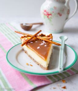https://www.kinuskikissa.fi/wp-content/uploads/sini/2022/08/salted-caramel-cheesecake-pie-4-257x300.jpg
