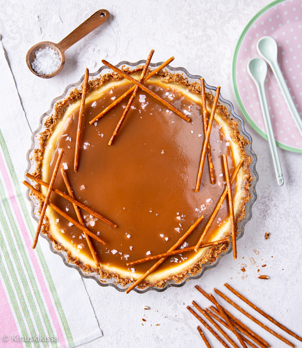 https://www.kinuskikissa.fi/wp-content/uploads/sini/2022/08/salted-caramel-cheesecake-pie.jpg