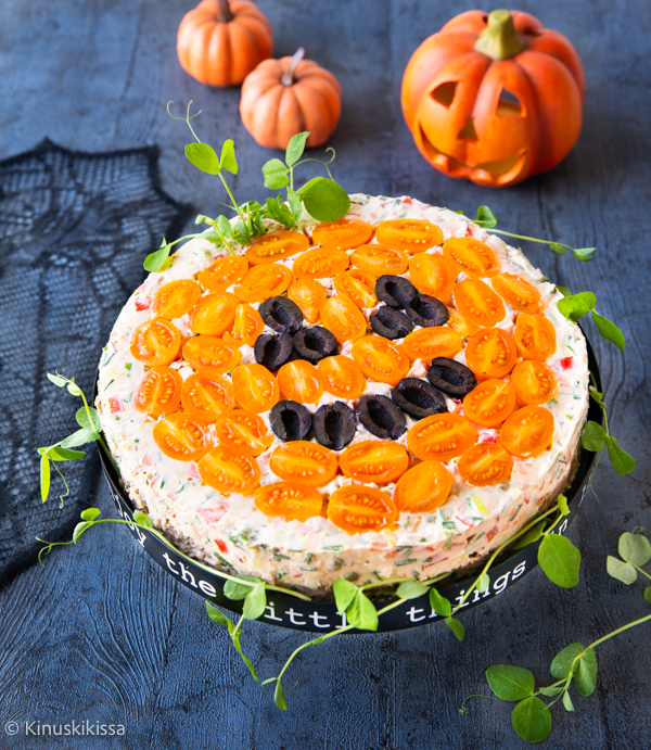 https://www.kinuskikissa.fi/wp-content/uploads/sini/2022/10/vege-voileipakakku-1.jpg