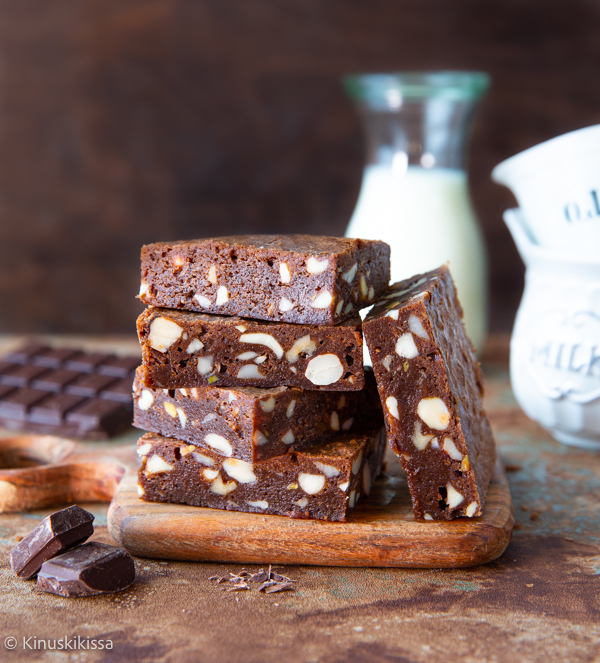 https://www.kinuskikissa.fi/wp-content/uploads/sini/2022/11/brownies.jpg
