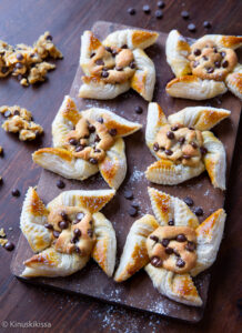 https://www.kinuskikissa.fi/wp-content/uploads/sini/2022/11/chocolate-chip-tortut-2-218x300.jpg