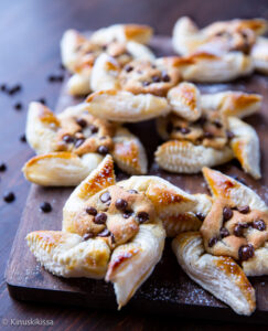 https://www.kinuskikissa.fi/wp-content/uploads/sini/2022/11/chocolate-chip-tortut-3-243x300.jpg