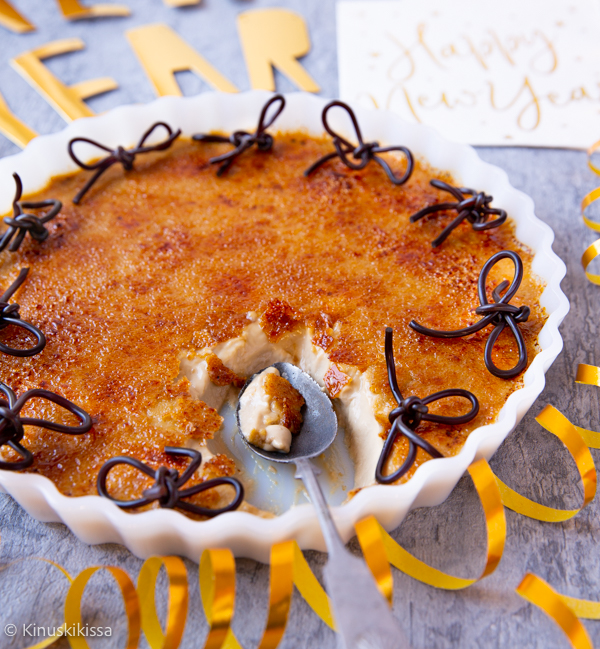 https://www.kinuskikissa.fi/wp-content/uploads/sini/2022/12/lakritsi-creme-brulee-2.jpg