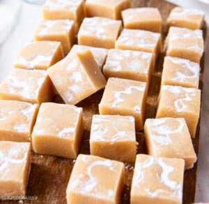https://www.kinuskikissa.fi/wp-content/uploads/sini/2023/02/baileys-fudge-2-300x294.jpg
