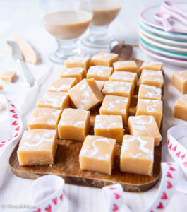 https://www.kinuskikissa.fi/wp-content/uploads/sini/2023/02/baileys-fudge-265x300.jpg