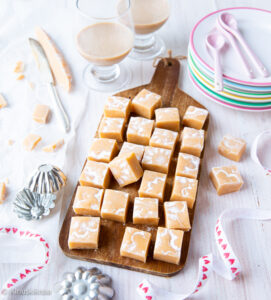 https://www.kinuskikissa.fi/wp-content/uploads/sini/2023/02/baileys-fudge-3-271x300.jpg