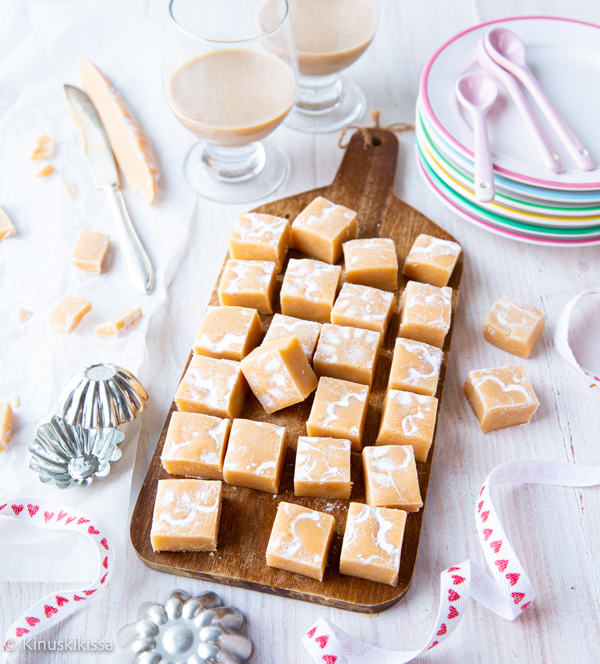 https://www.kinuskikissa.fi/wp-content/uploads/sini/2023/02/baileys-fudge-3.jpg