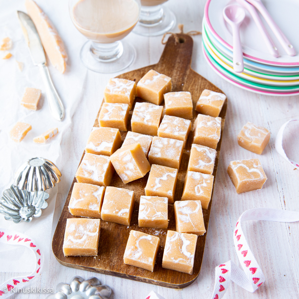 https://www.kinuskikissa.fi/wp-content/uploads/sini/2023/02/baileys-fudge-resepti.jpg