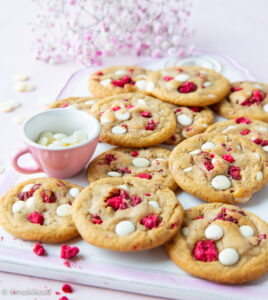 https://www.kinuskikissa.fi/wp-content/uploads/sini/2023/02/raspberry-white-chocolate-chip-cookies-2-268x300.jpg