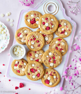 https://www.kinuskikissa.fi/wp-content/uploads/sini/2023/02/raspberry-white-chocolate-chip-cookies-259x300.jpg
