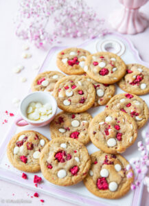 https://www.kinuskikissa.fi/wp-content/uploads/sini/2023/02/raspberry-white-chocolate-chip-cookies-3-217x300.jpg