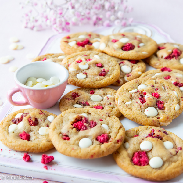 https://www.kinuskikissa.fi/wp-content/uploads/sini/2023/02/raspberry-white-chocolate-chip-cookies-resepti.jpg