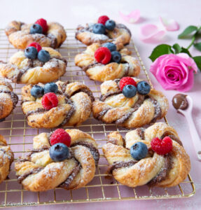 https://www.kinuskikissa.fi/wp-content/uploads/sini/2023/03/nutellaviinerit-2-287x300.jpg