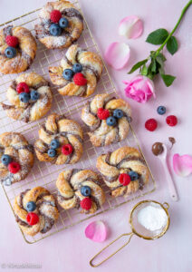 https://www.kinuskikissa.fi/wp-content/uploads/sini/2023/03/nutellaviinerit-212x300.jpg