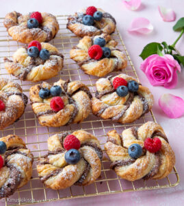https://www.kinuskikissa.fi/wp-content/uploads/sini/2023/03/nutellaviinerit-3-269x300.jpg