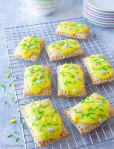 https://www.kinuskikissa.fi/wp-content/uploads/sini/2023/03/pop-tarts-2-230x300.jpg