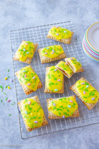 https://www.kinuskikissa.fi/wp-content/uploads/sini/2023/03/pop-tarts-200x300.jpg