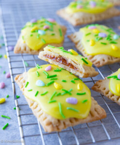 https://www.kinuskikissa.fi/wp-content/uploads/sini/2023/03/pop-tarts-3-247x300.jpg