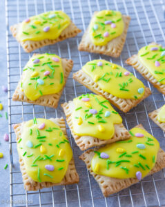 https://www.kinuskikissa.fi/wp-content/uploads/sini/2023/03/pop-tarts-5-239x300.jpg