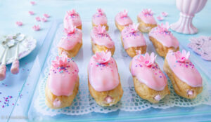 https://www.kinuskikissa.fi/wp-content/uploads/sini/2023/04/eclair-leivokset-2-300x174.jpg