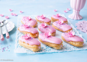 https://www.kinuskikissa.fi/wp-content/uploads/sini/2023/04/eclair-leivokset-3-300x216.jpg