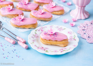 https://www.kinuskikissa.fi/wp-content/uploads/sini/2023/04/eclair-leivokset-4-300x214.jpg