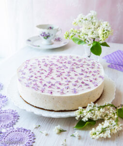 https://www.kinuskikissa.fi/wp-content/uploads/sini/2023/05/kukkiva-raparperikakku-2-254x300.jpg