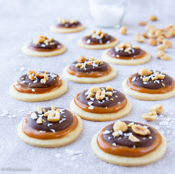 https://www.kinuskikissa.fi/wp-content/uploads/sini/2023/05/snickers-keksit-2.jpg