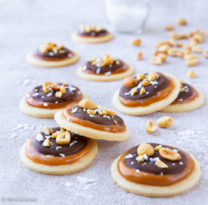 https://www.kinuskikissa.fi/wp-content/uploads/sini/2023/05/snickers-keksit-3-300x296.jpg