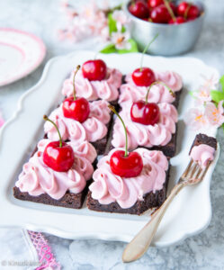 https://www.kinuskikissa.fi/wp-content/uploads/sini/2023/06/kirsikka-mutakakun-paalla-2-249x300.jpg