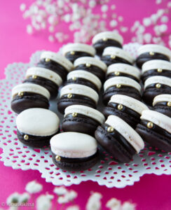 https://www.kinuskikissa.fi/wp-content/uploads/sini/2023/08/ylioppilas-macarons-2-244x300.jpg